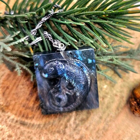 Beautiful Nature Labradorite Flashy Carved Chameleon Tile Pendant Necklace - Picture 9 of 10